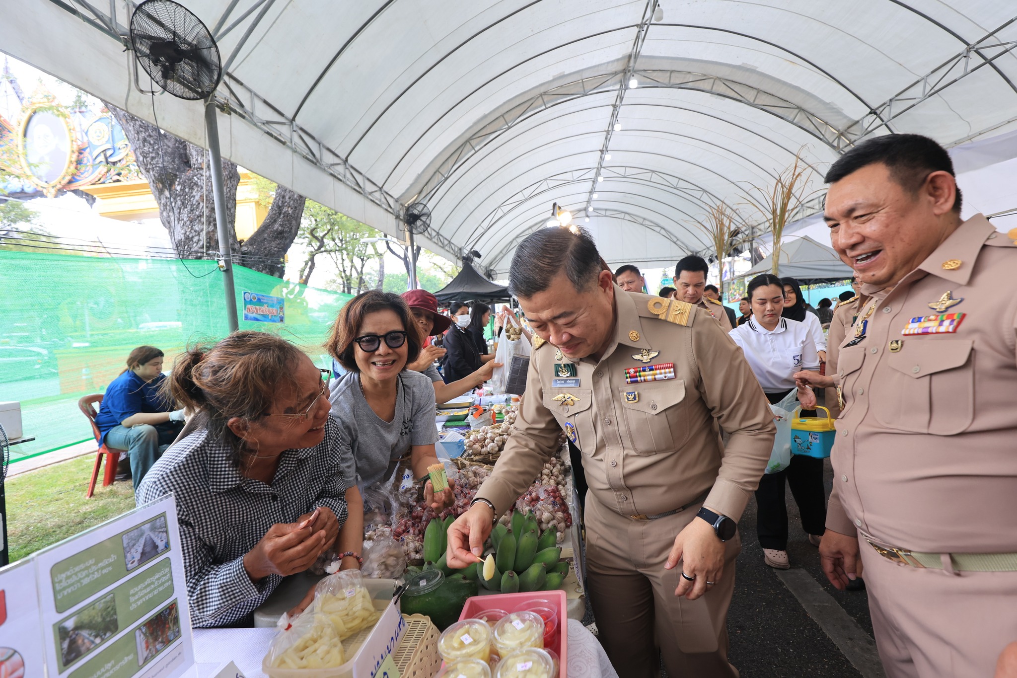 title - ปลัดกระทรวงเกษตรฯ และผู้บริหาร ส.ป.ก. เยี่ยมชมร้านค้า ในงานวันคล้ายวันสถาปนา ส.ป.ก. ครบรอบ 51 ปี